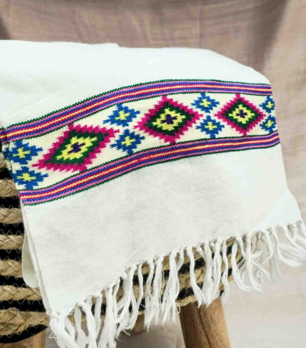 Himkara White Kullu Muffler – Himachali Handwoven Wool Muffler for Women